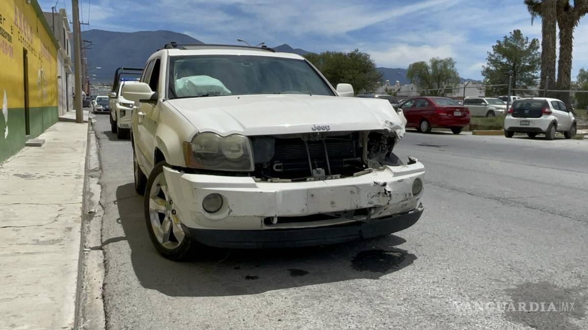 Vehículo se le atraviesa y termina con el frente destrozado al oriente de Saltillo