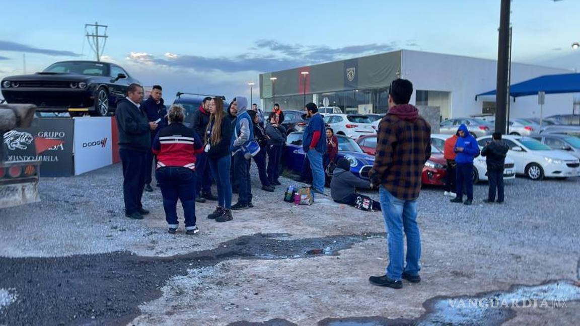 $!Personal de la Cruz Roja atendió a los heridos en el lugar del accidente y tres trabajadores fueron trasladados.