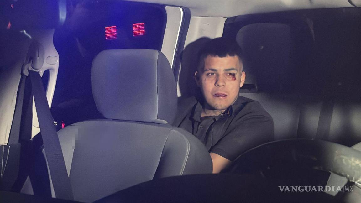 $!Vecinos y testigos del sector retuvieron al conductor responsable en el asfalto para evitar que lograra darse a la fuga.