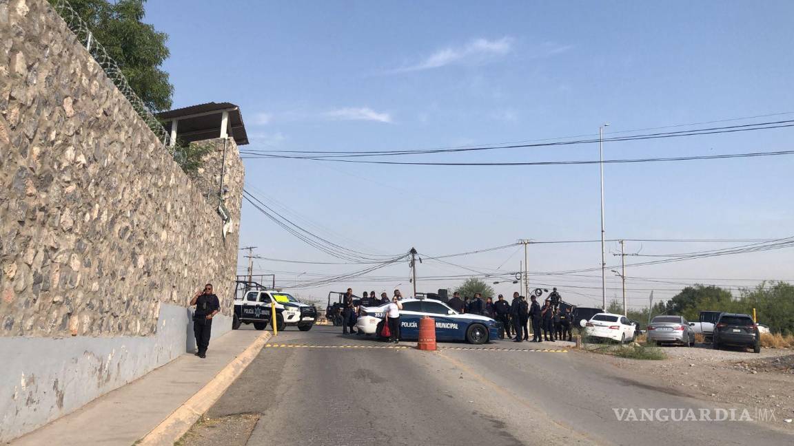 $!Policías municipales denuncian despojo de celulares durante la manifestación.