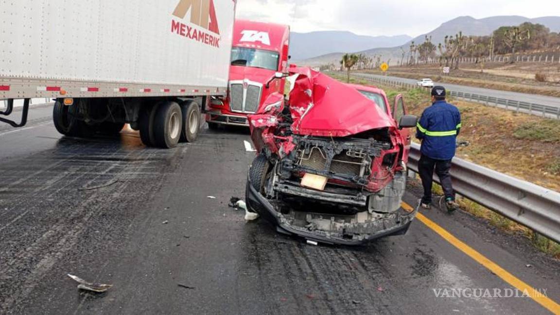 $!Elementos de Protección Civil y personal de Capufe acudieron al sitio para brindar auxilio y coordinar el retiro de las unidades siniestradas.