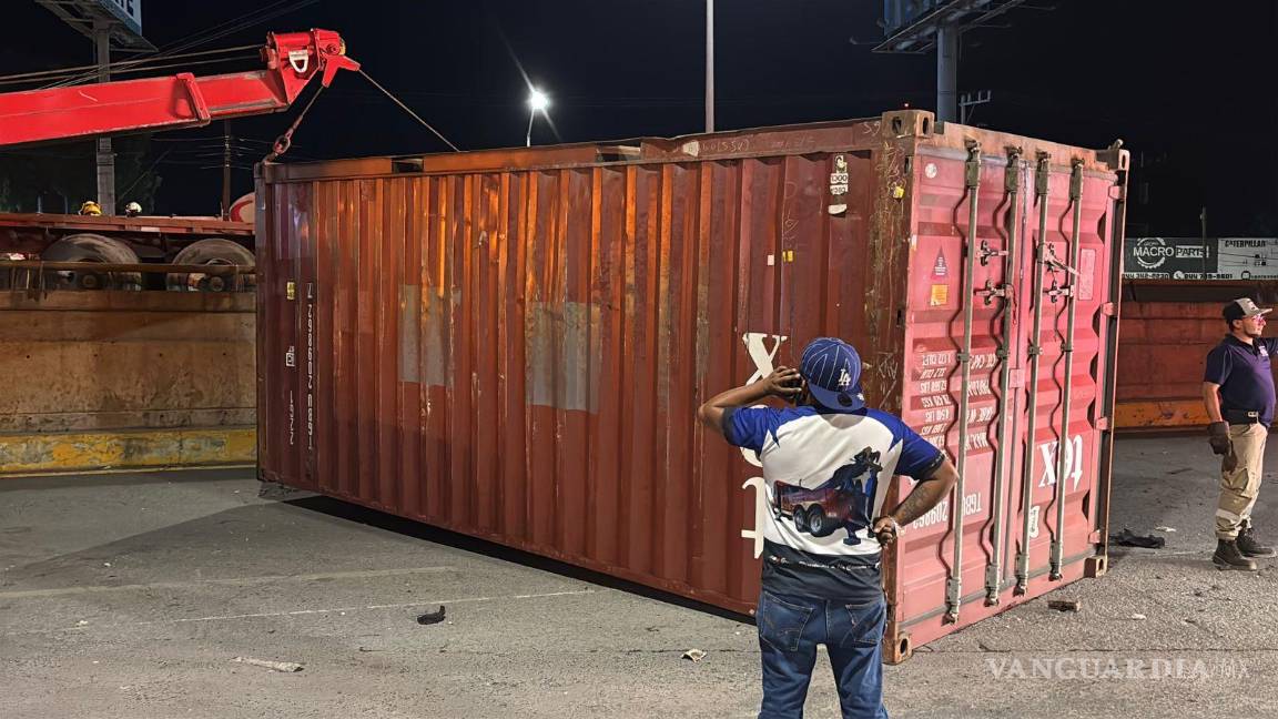 $!Los contenedores quedaron volcados sobre el pavimento, obstruyendo ambos sentidos de la circulación.