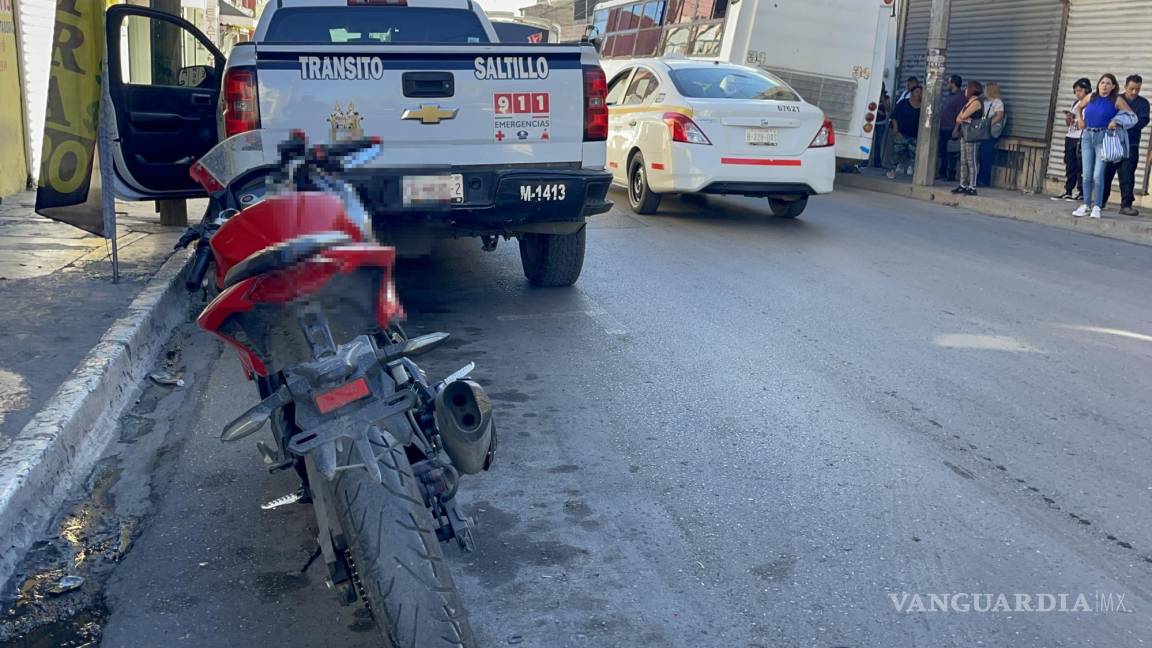 Detienen a motociclista tras arrollar a peatona en el centro de Saltillo; resulta lesionada