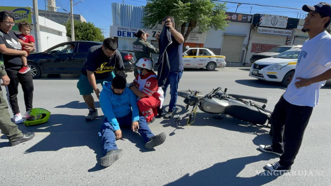 Imprudente taxista derriba a motociclista y lo deja delicado, al oriente de Saltillo