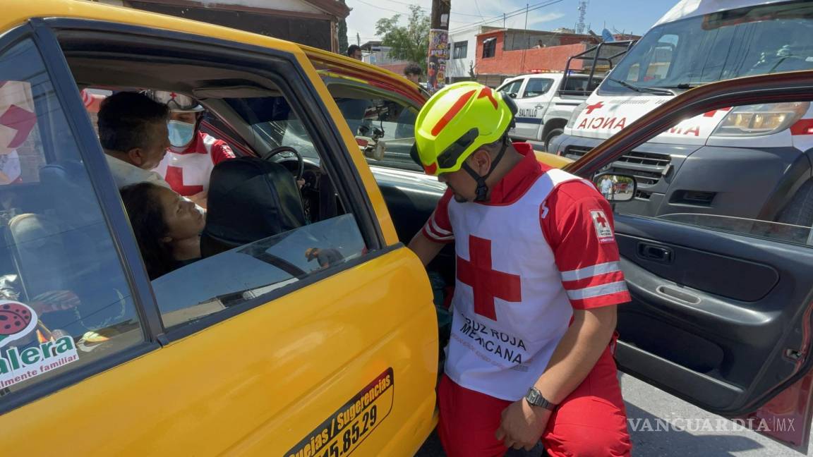 Camión de ruta Periférico choca a taxi y deja dos lesionados, en Saltillo