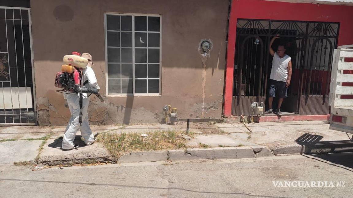 Nebulizan colonias del poniente de Torreón, casos de dengue se concentran en esa zona