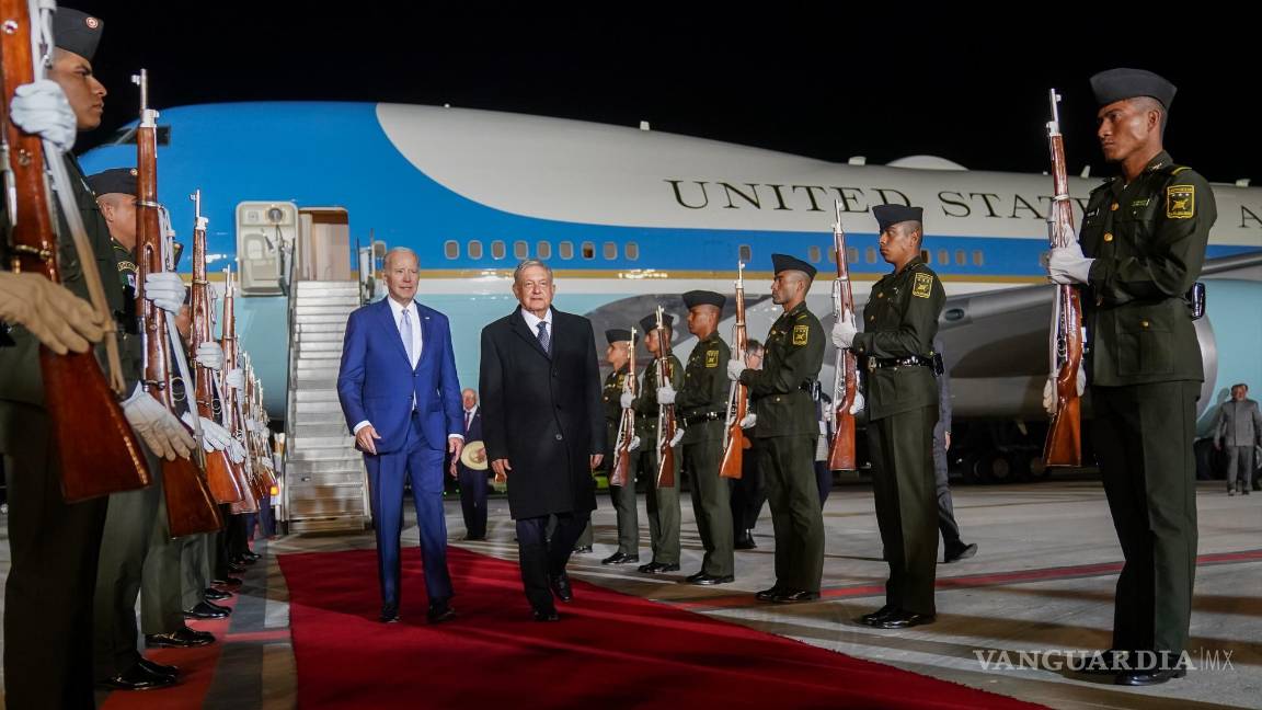 Llega al AIFA el presidente de Estados Unidos, Joe Biden; lo recibe López Obrador