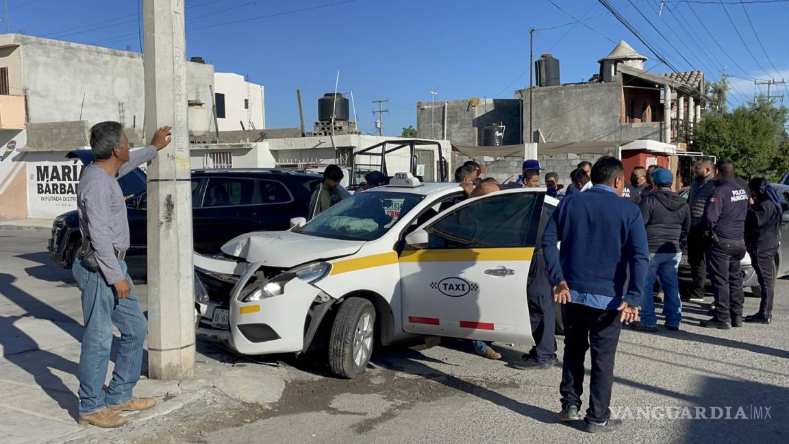 Taxista termina golpeado por los afectados tras ocasionar accidente, al oriente de Saltillo