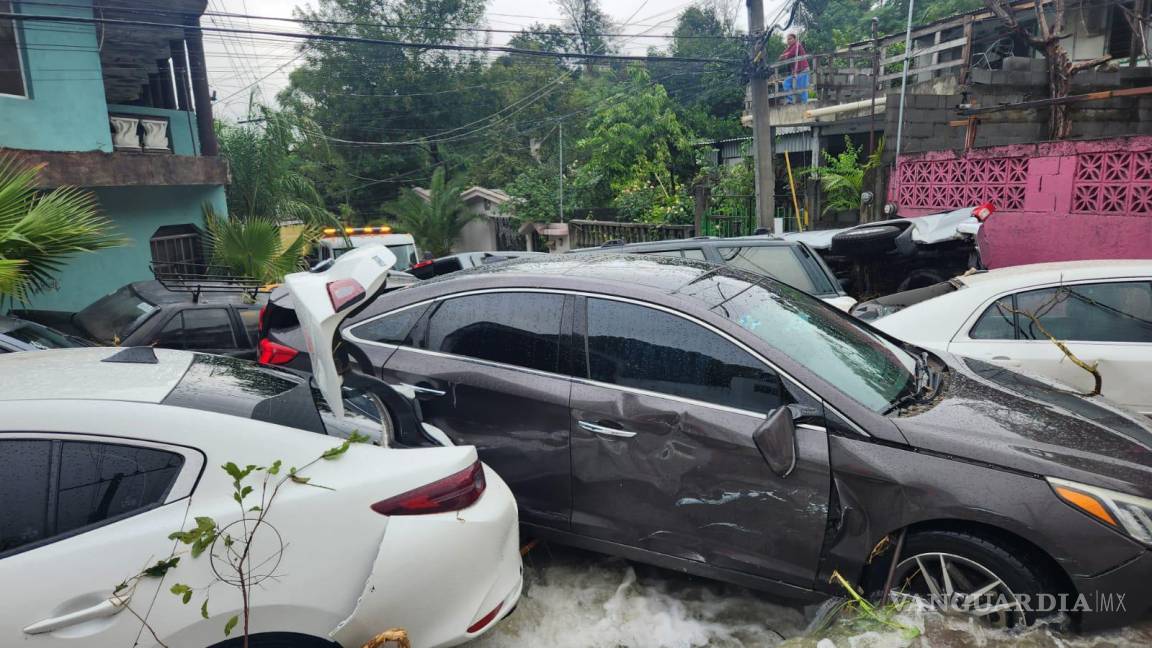 Corriente por lluvias arrastra a 13 vehículos en Guadalupe, Nuevo León