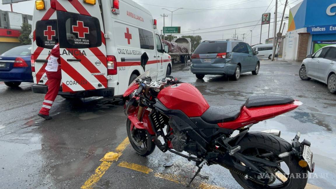 No alcanza a frenar y se estampa contra vehículo en Saltillo; motociclista sufre fractura