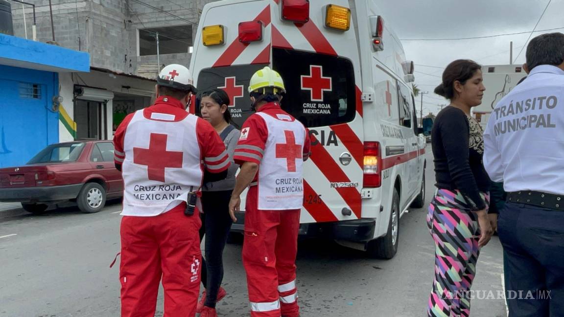 Saltillo: imprudente conductor se le atraviesa a taxista; mujer y su hijo resultan lesionados