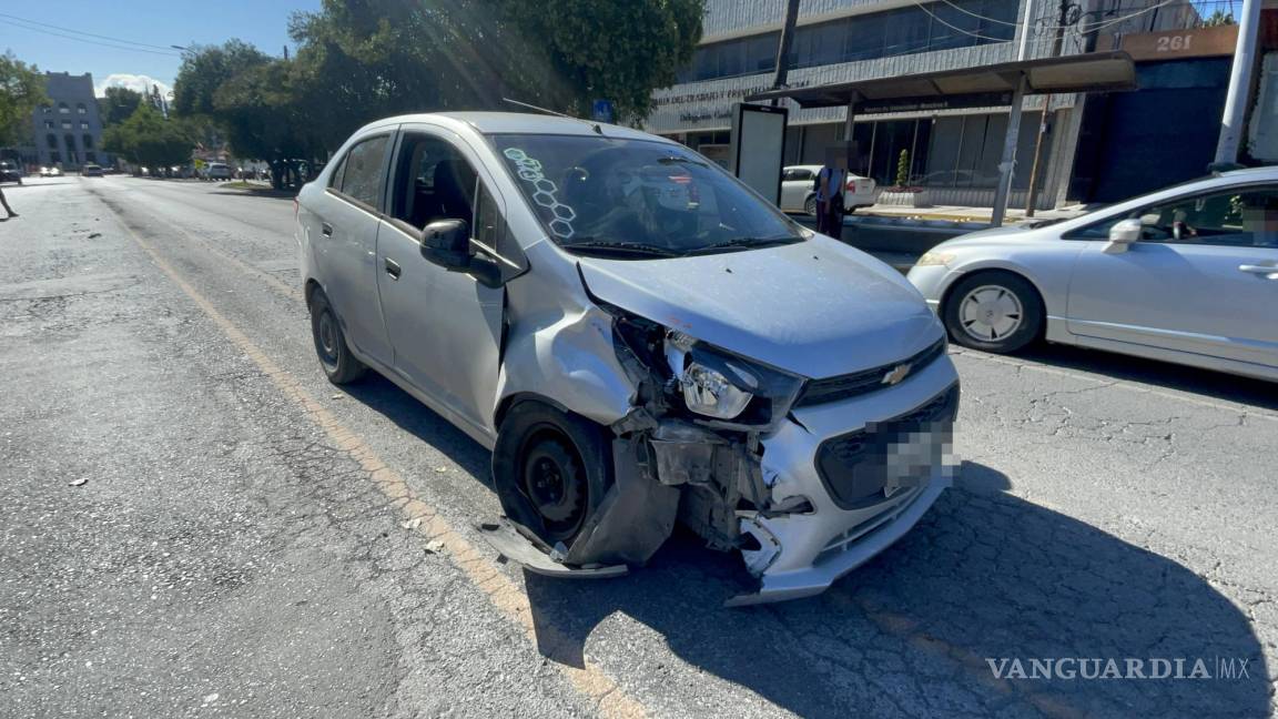 Saltillo: joven provoca accidente al dar vuelta en ‘U’