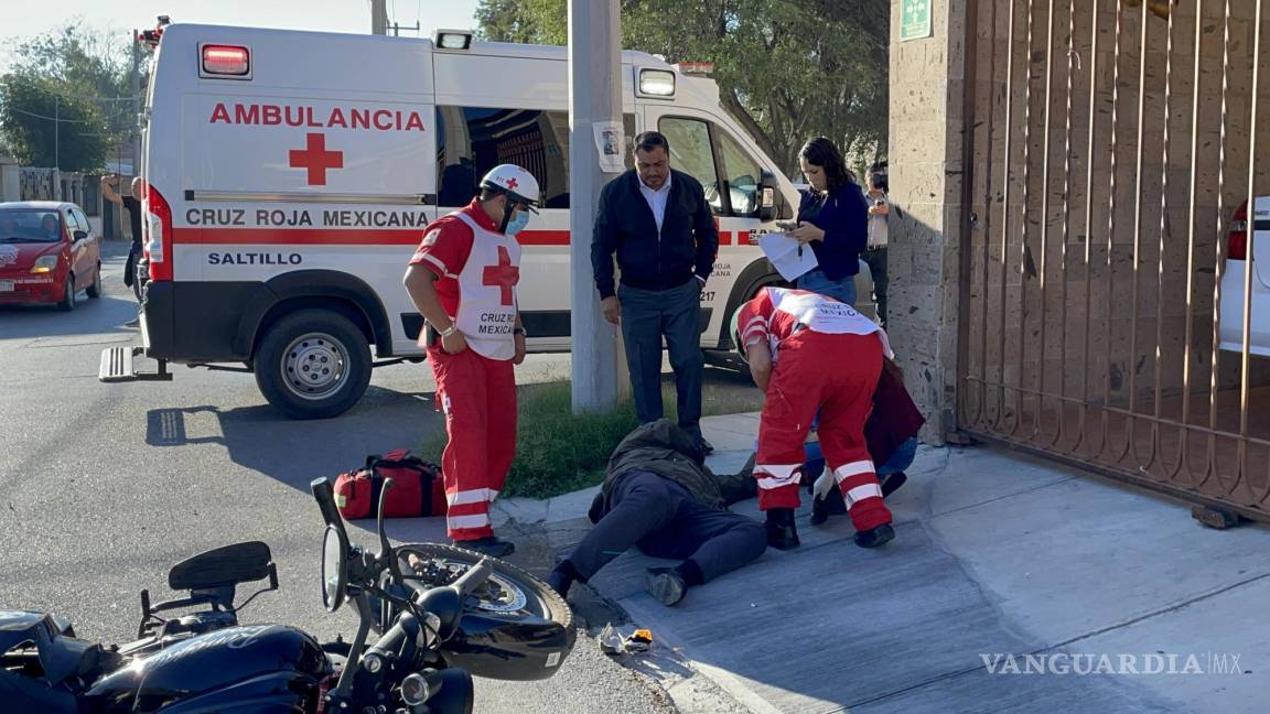 No hace alto y camioneta fractura a motociclista tras impacto al norte de Saltillo