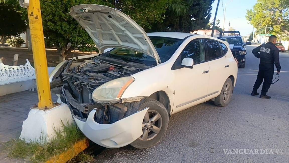 Choca contra luminaria en Parras; mujer presuntamente iba ebria