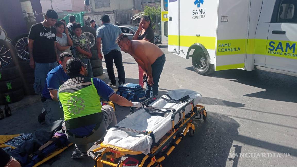 Empleado de vulcanizadora resulta herido al ser prensado por vehículo en Saltillo