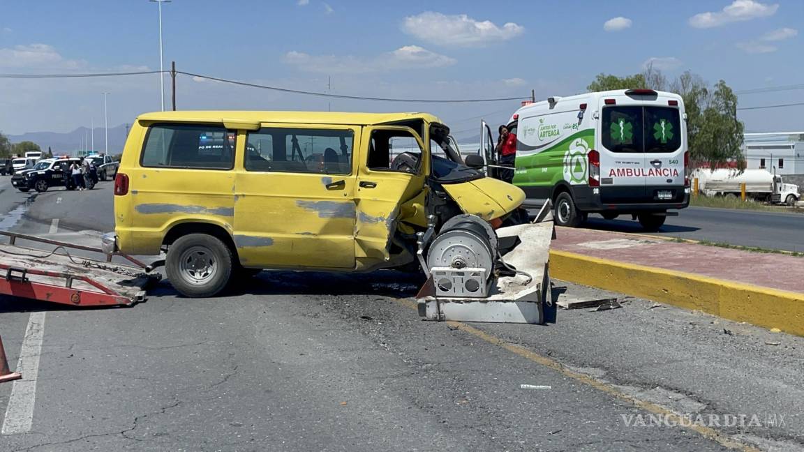 Imprudente conductor choca contra pipa de gas y provoca fuga, frente a la UAdeC de Arteaga