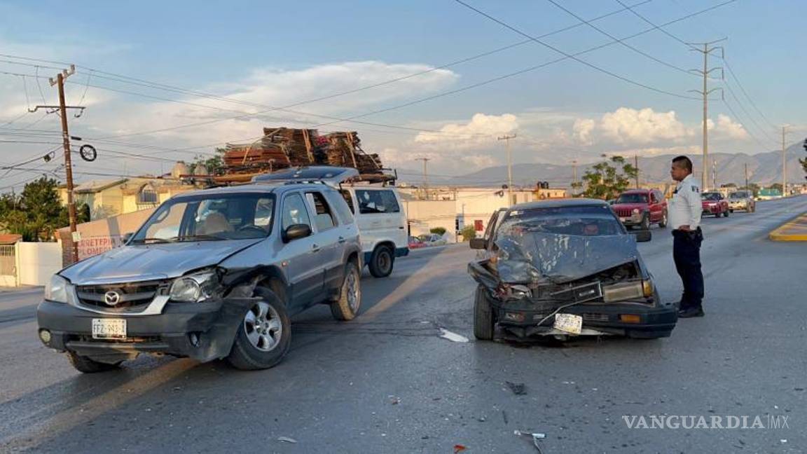 $!Conductor que iba con amigas, dándoles raid, se pasó el semáforo en alto y causó un choque.