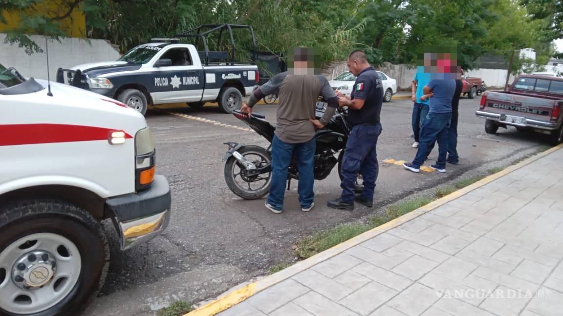 Dos motociclistas se impactan contra auto tras ignorar la señal de alto en Parras