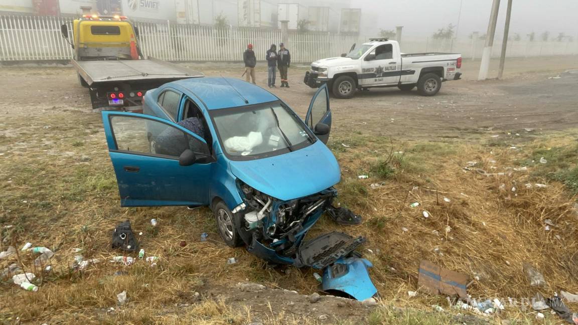 Por neblina cae en bache y descontrol la manda a arroyo transversal en bulevar de Saltillo