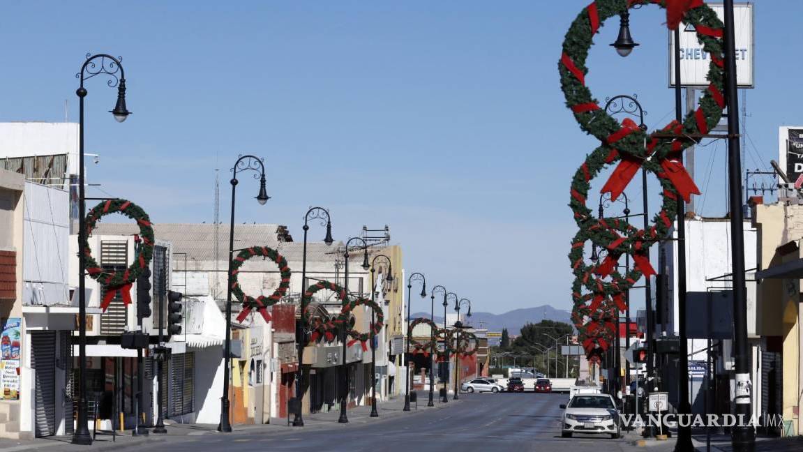 Faltan 46 días para Noche Buena y ya lucen las calles adornos navideños de Saltillo