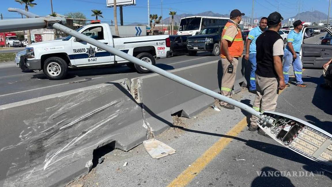 $!La luminaria yacía derribada tras el accidente del camión de Coca-Cola al poniente de Saltillo.