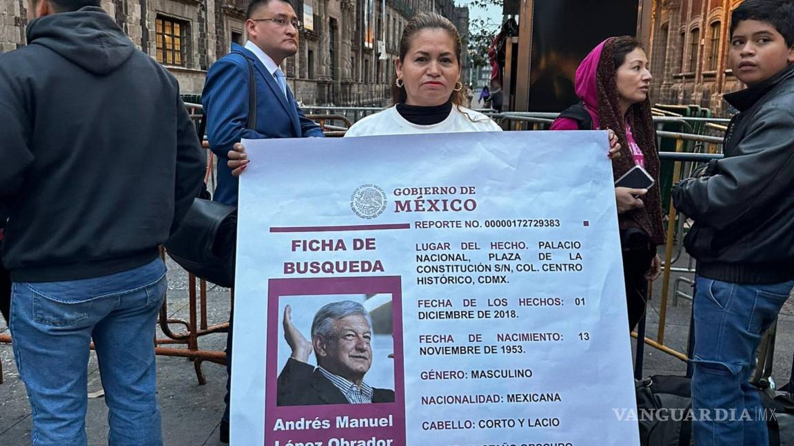 Ceci Flores también ‘busca’ a AMLO: protesta con ‘ficha de búsqueda’ durante última Mañanera