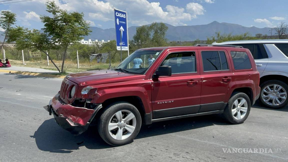 Camioneta le quita el paso a motociclista y lo manda a hospital de Saltillo