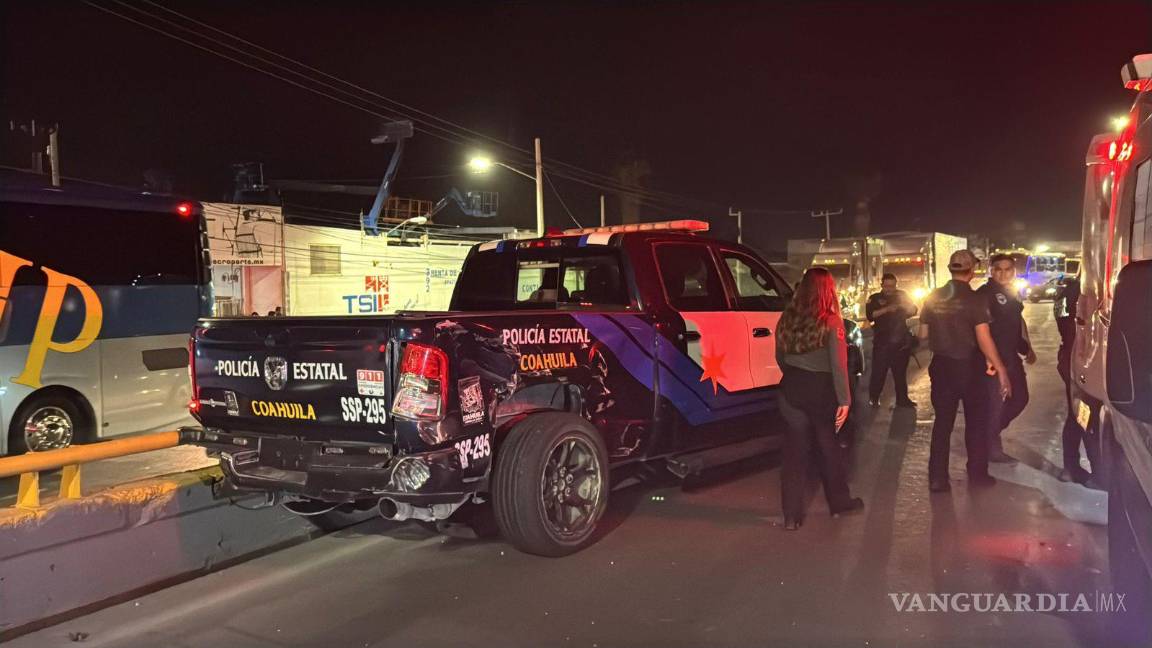 $!Una patrulla estatal resultó severamente dañada al ser embestida por el tráiler en el cruce con bulevar Manuel Acuña.