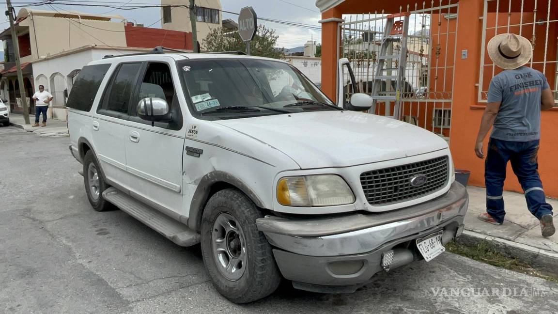 Imprudente conductor ocasiona percance vial en zona residencial de Saltillo