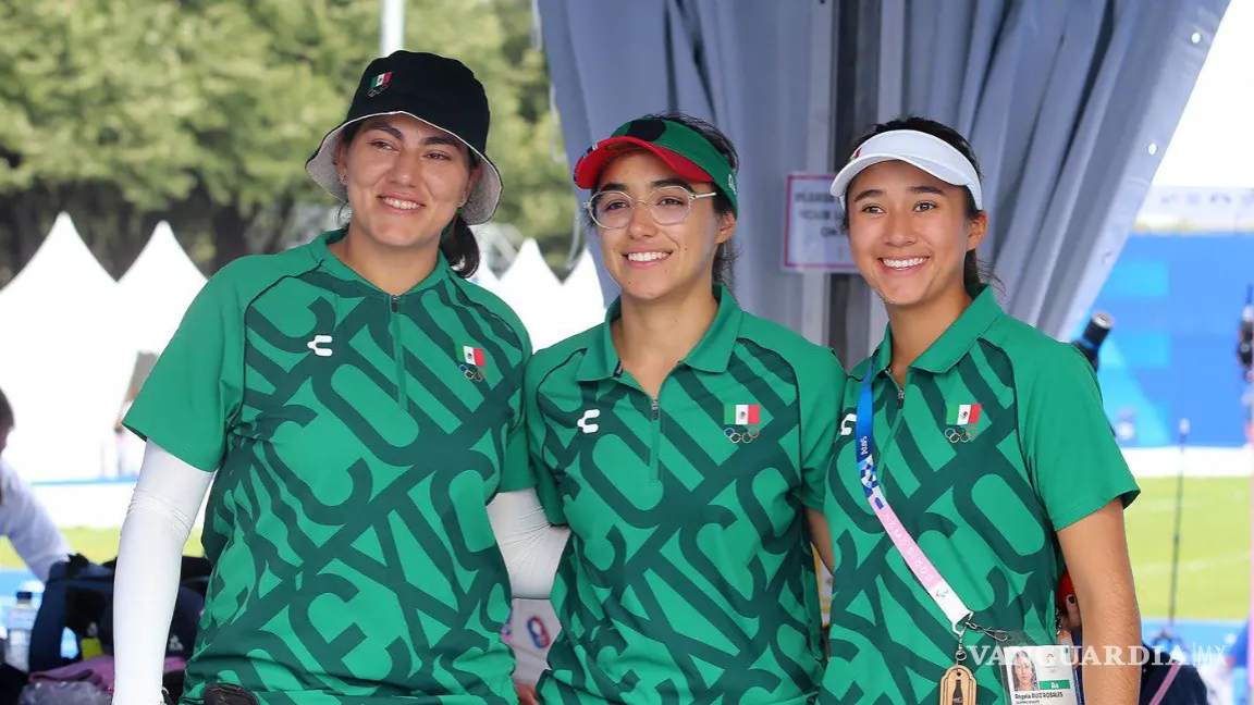 $!Ana Paula Vázquez y Angela Ruiz, arqueras coahuilenses, celebraron su medalla de bronce en París 2024 junto a su equipo femenil.