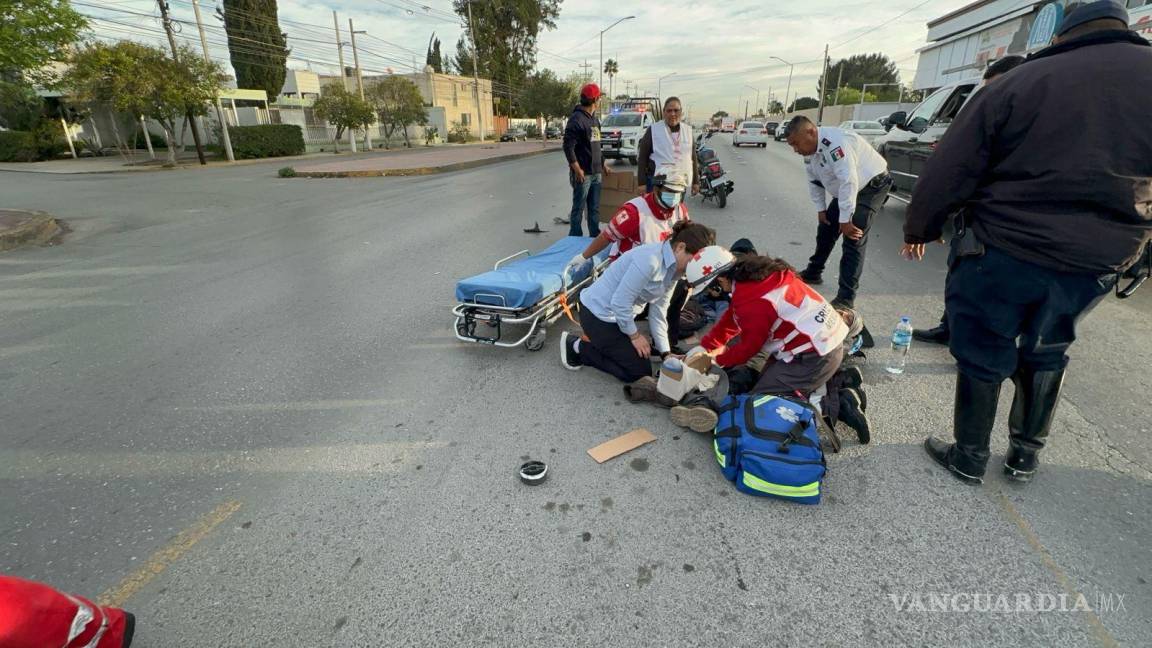 Se atraviesa sin precaución y deja dos heridos; trasladan a hombres con fracturas a hospital de Saltillo