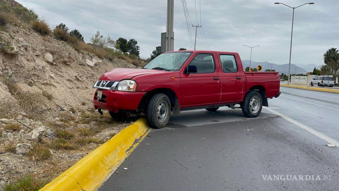 Conductora pierde el control de camioneta y termina estampada contra talud, al norte de Saltillo