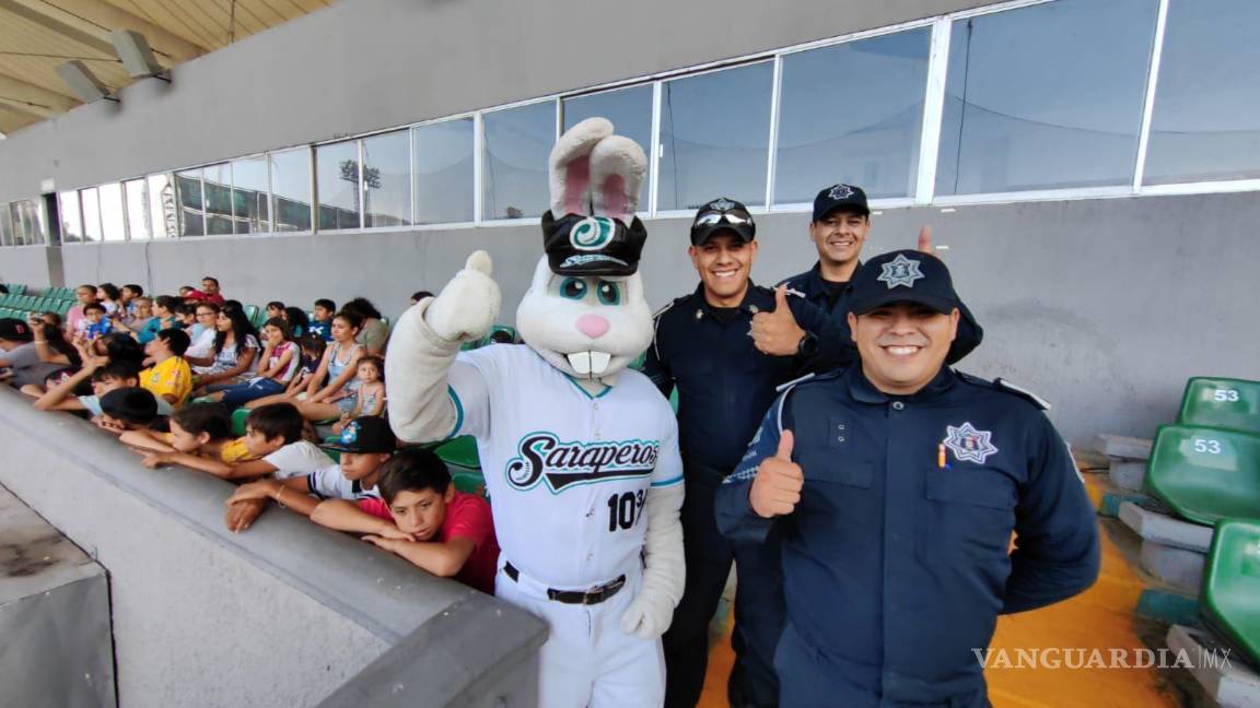 $!Elementos de la Policía Preventiva de Saltillo y Kike Conejo acompañaron a los pequeños en esta inolvidable experiencia.