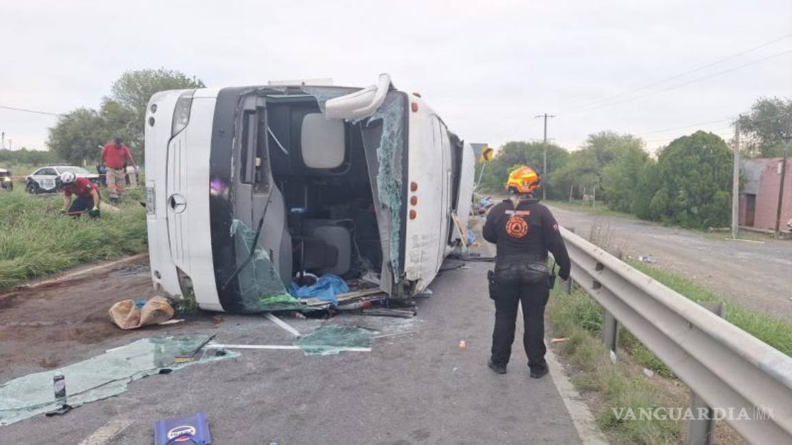 $!Un saldo de 11 fallecidos y 22 lesionados deja volcadura de autobús en Nuevo León
