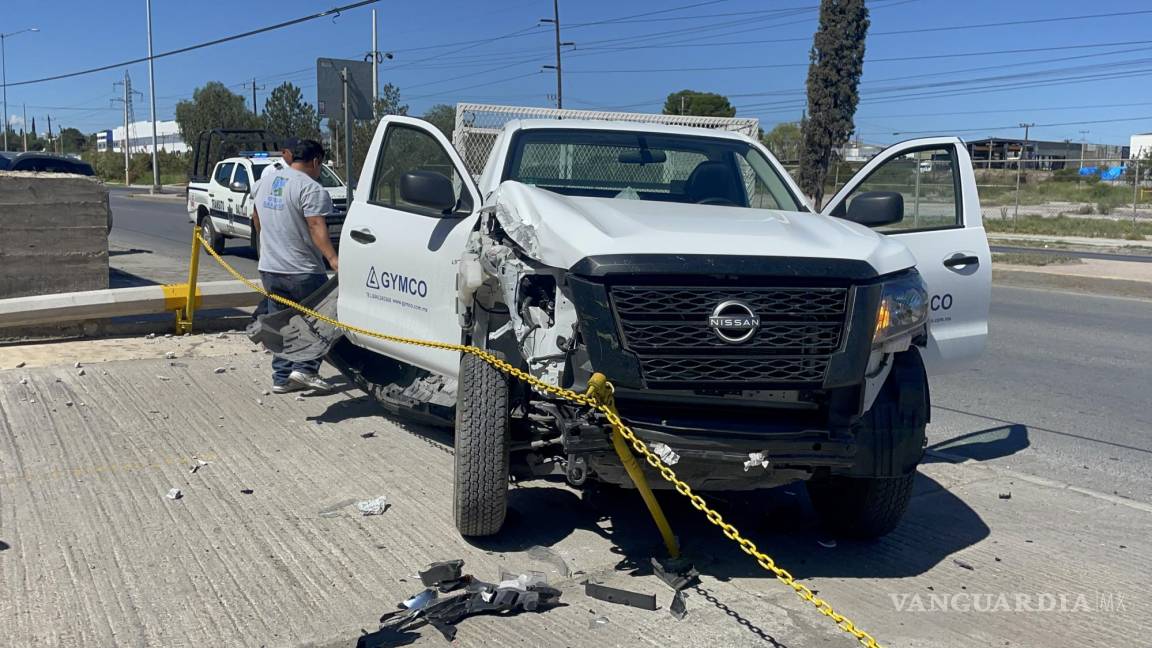 Saltillo: acelerado conductor causa estragos al chocar contra poste de concreto