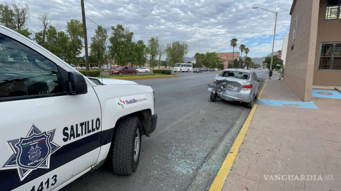 Chocan auto estacionado frente al PRI en Saltillo y huyen
