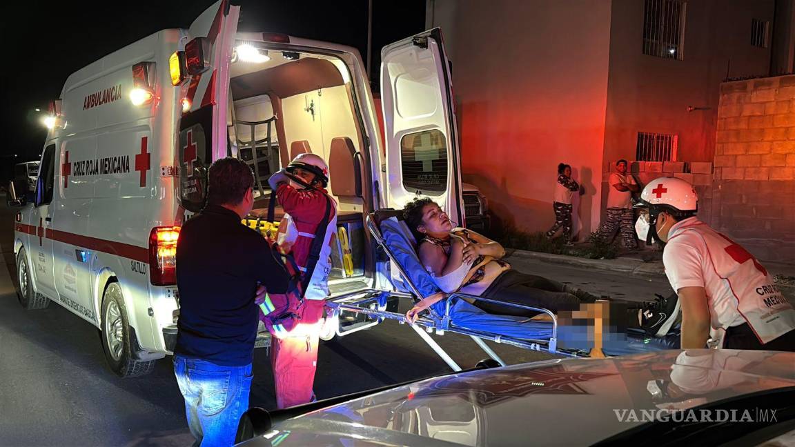 $!La mujer fue trasladada a un hospital tras resultar lesionada en el incidente.