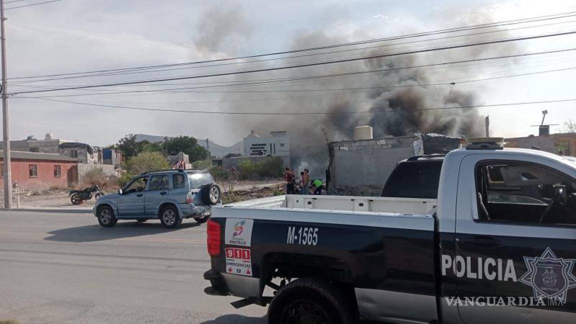 $!El fuego se extendió desde un tejabán hasta un corralón donde se acumulaban materiales reciclables.
