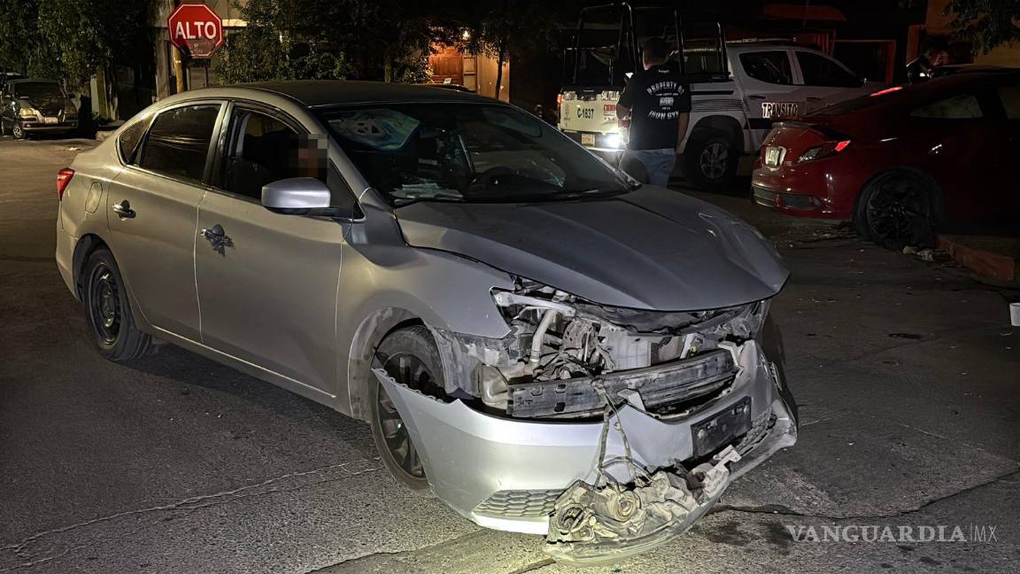 Ignora el alto y provoca fuerte choque en el Centro; una mujer resulta lesionada