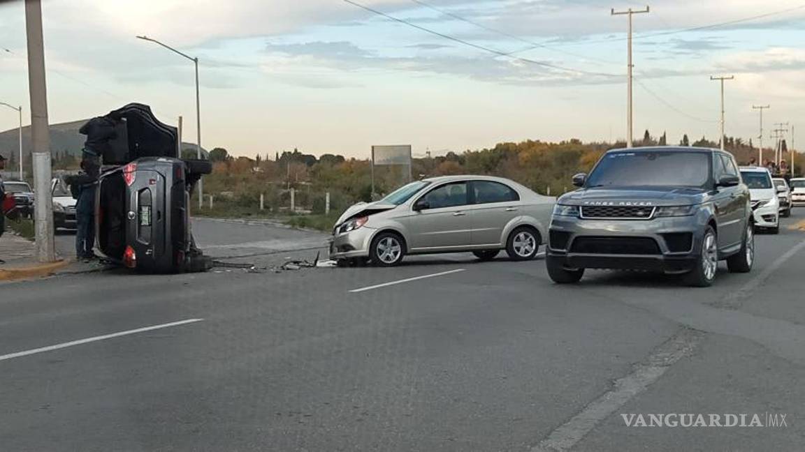 $!Los autos participantes terminaron varados en medio de la vialidad.
