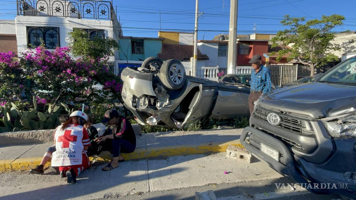 Se atraviesa en el periférico LEA y provoca aparatosa volcadura al poniente de Saltillo
