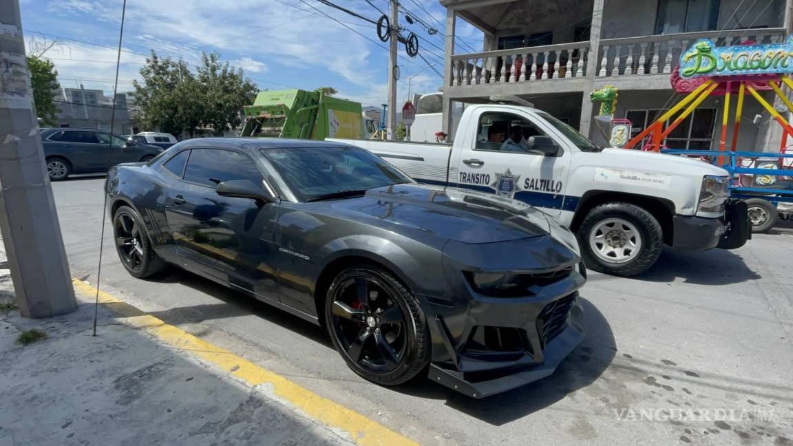 Se ‘echa’ en reversa y auto deportivo atropella a mujer al sur de Saltillo