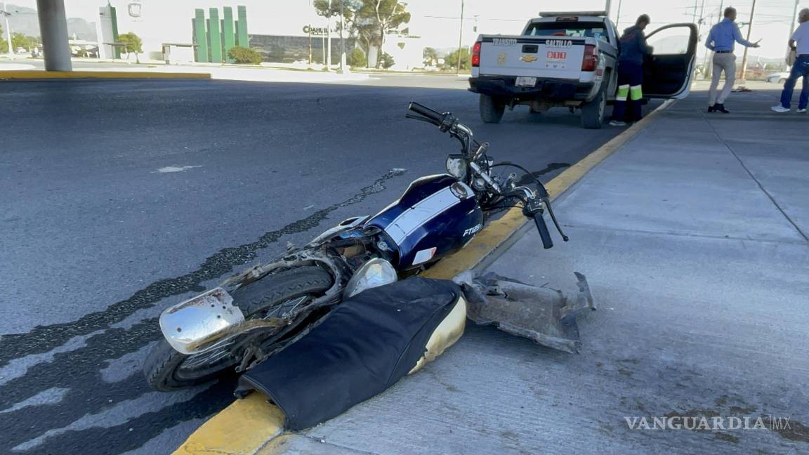 Ignora motociclista de 14 años el rojo y lo atropellan, al oriente de Saltillo