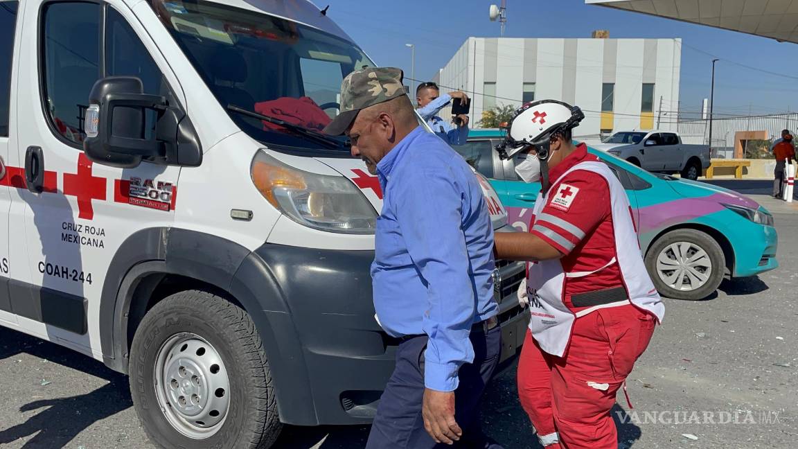 Cruza de lado a lado sin precaución y ocasiona accidente, en Saltillo