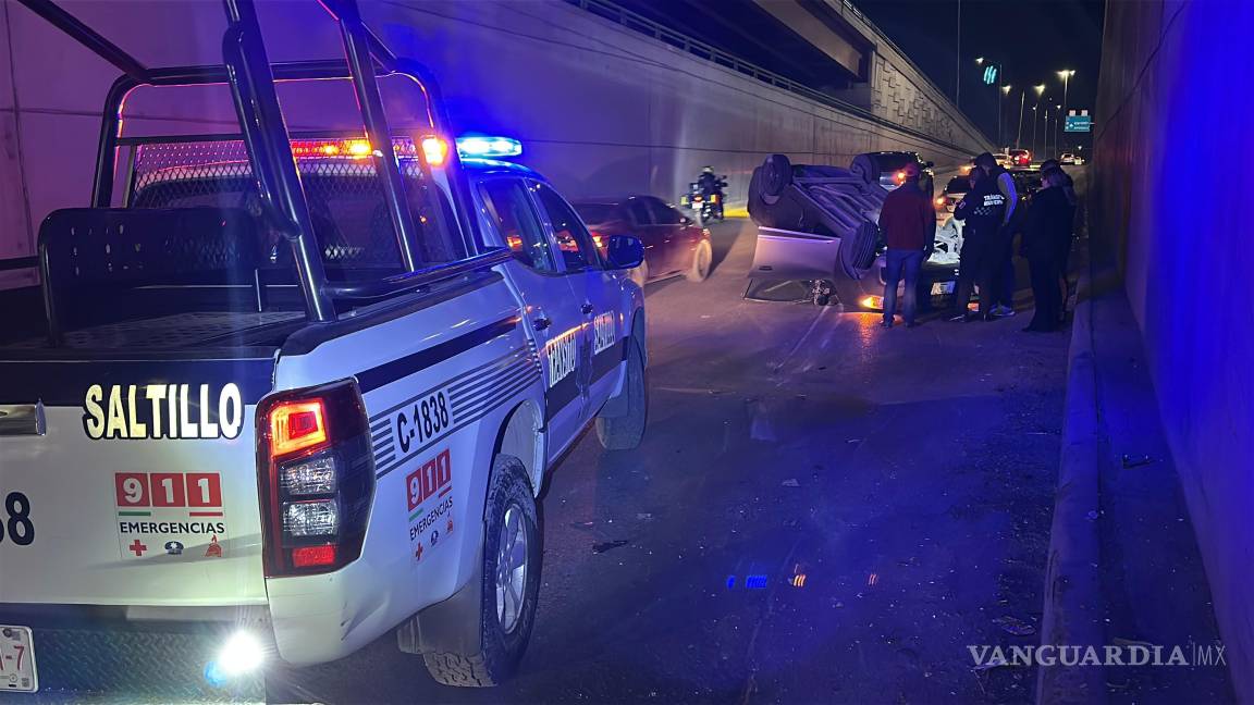 $!Elementos de Tránsito Municipal realizaron maniobras para retirar el automóvil y liberar la circulación.