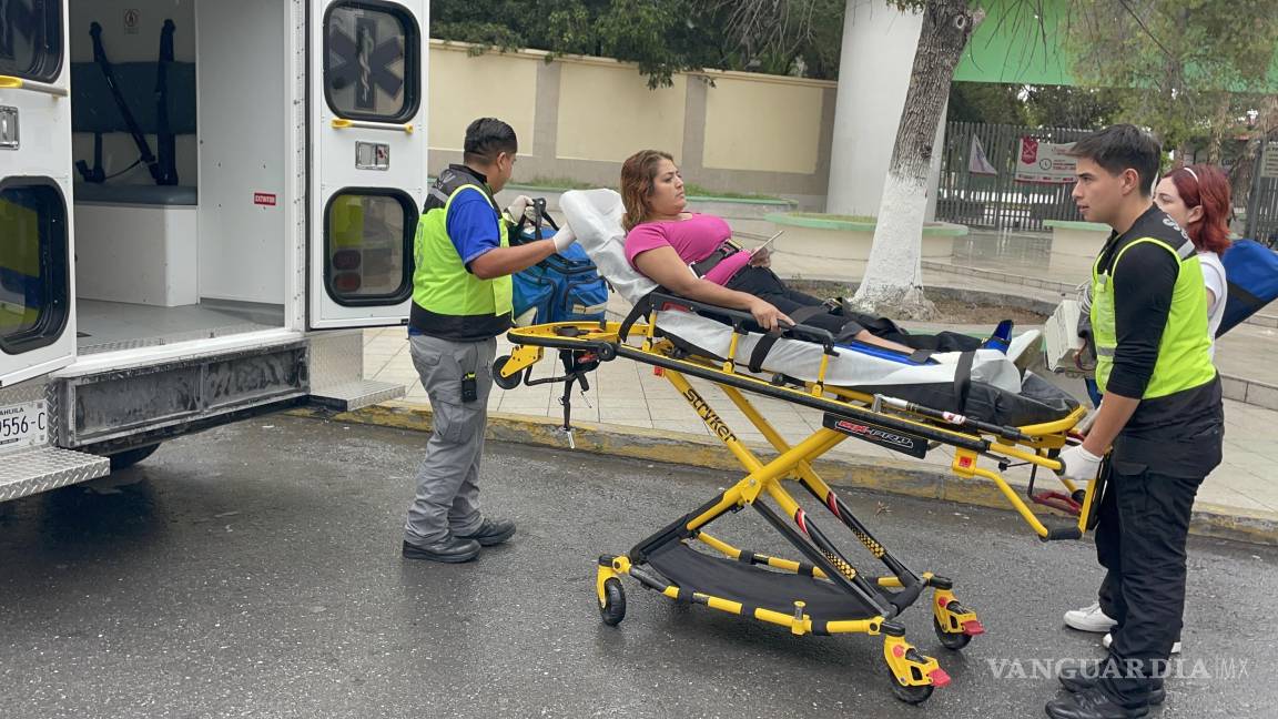 Accidente en resbaladero de la Deportiva termina en fractura para madre de familia en Saltillo