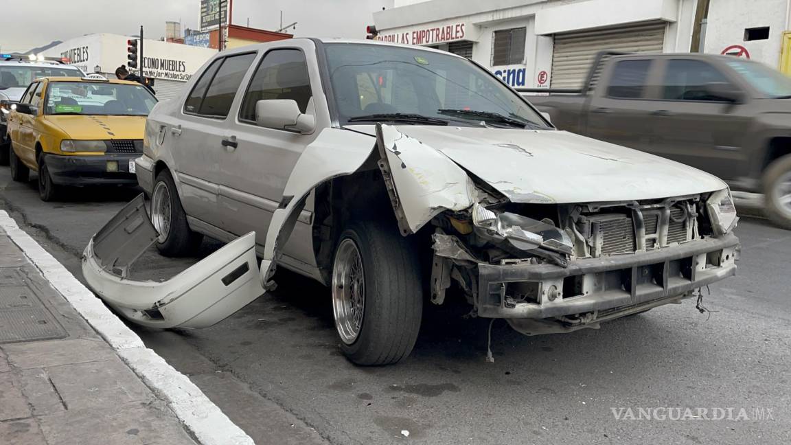 Casi al llegar a escuela de Saltillo se le atraviesa taxi; auto sufre daños y joven pierde clase