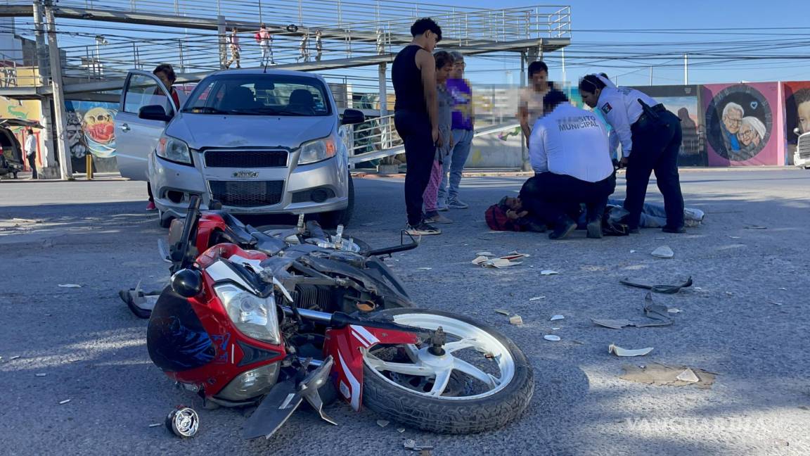 Quita derecho de paso y embiste a motociclista en Saltillo; tardan más de 50 minutos en mandar ambulancia