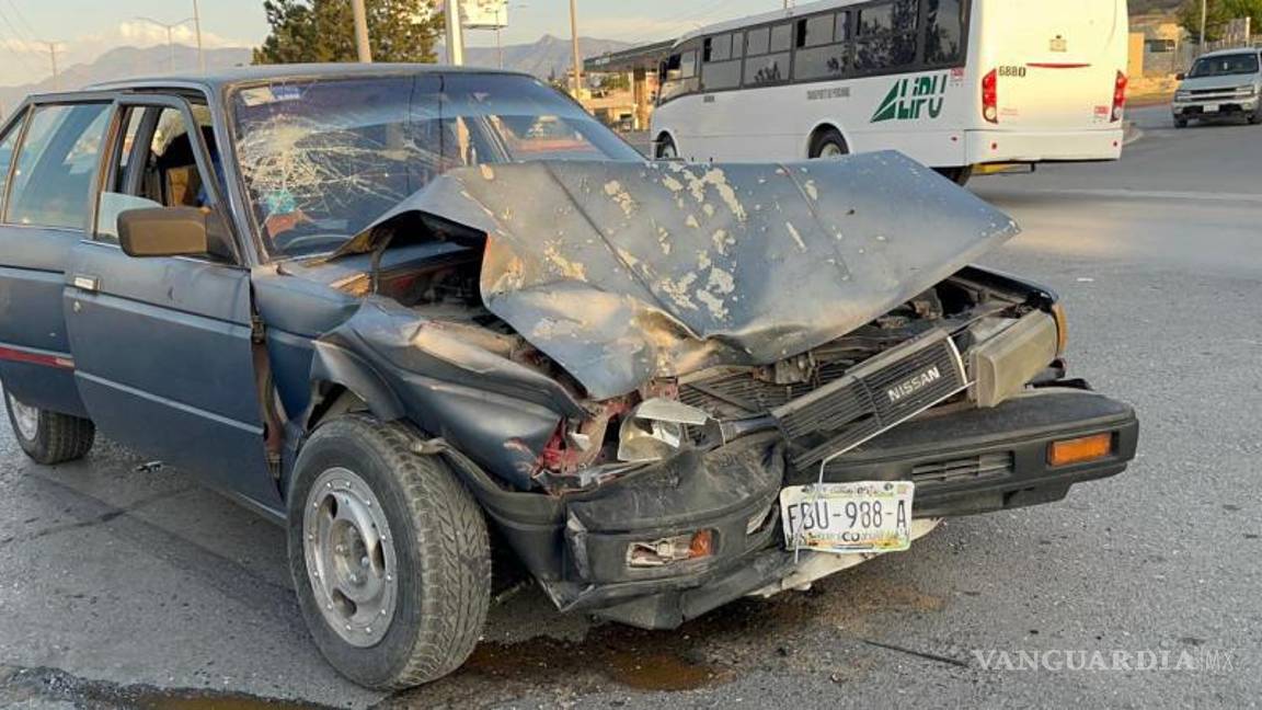 $!El tripulante de un vehículo compacto puso en peligro a sus acompañantes al ignorar una luz roja.