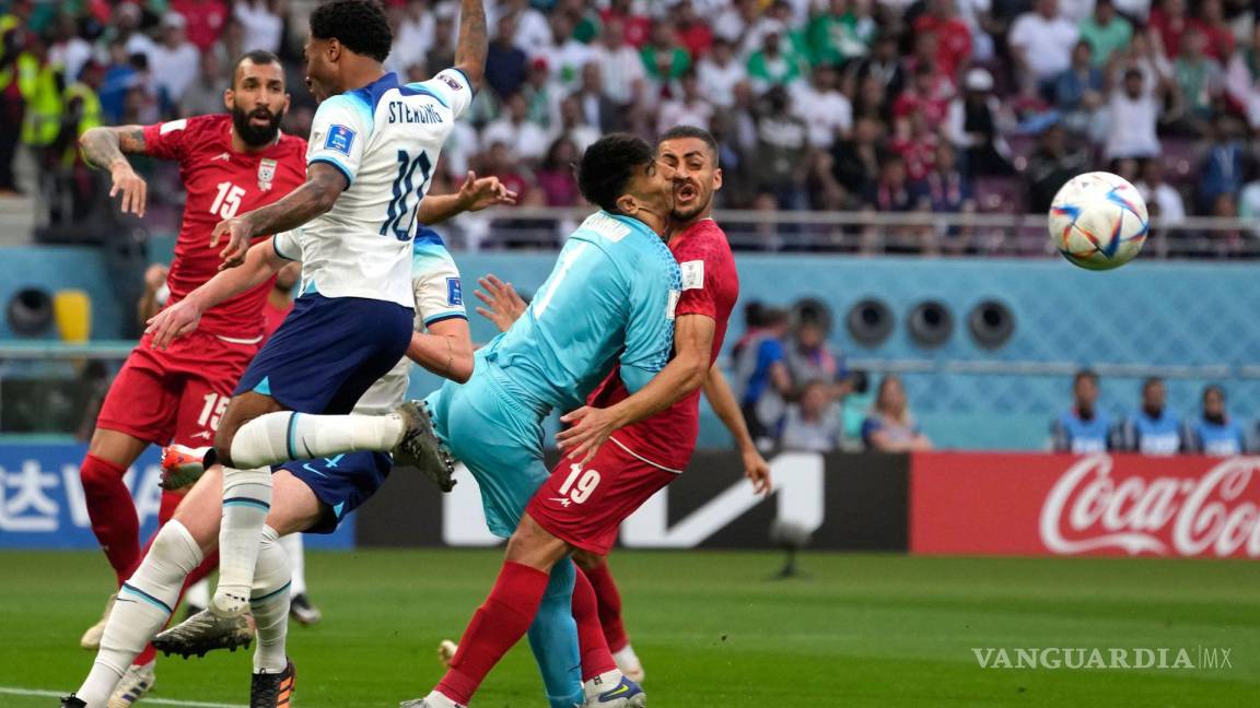 Choque entre compañeros, así fue la primera lesión grave en el Mundial Qatar 2022 (video)